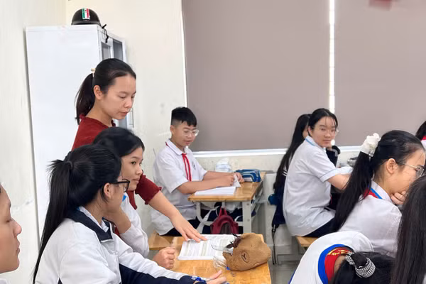 Cô trò Trường THCS An Dương, phường An Dương trong ôn tập. 