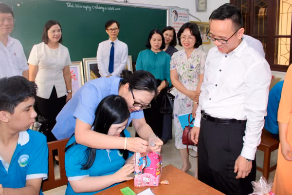 Thứ trưởng Nguyễn Thị Quyên Thanh thăm và tặng quà cho học trò Trường Giáo dục chuyên biệt Hải Phòng.