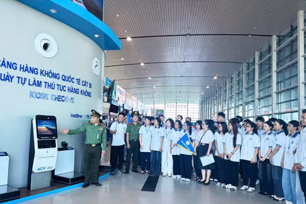 Sinh viên Trường Cao đẳng Du lịch Hải Phòng thực hành tại Sân bay Cát Bi.