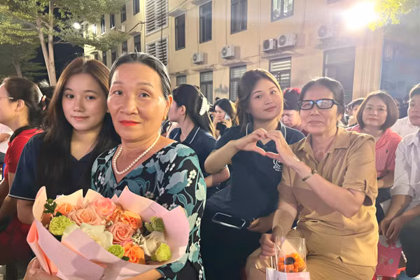 Chương trình 'Nụ cười của mẹ' của Trường THPT Mạc Đĩnh Chi diễn ra tối ngày 20/10.