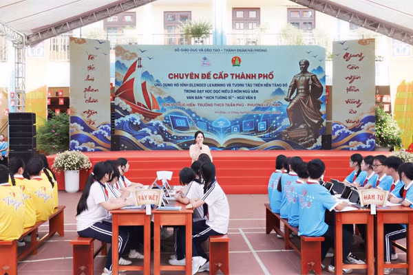 Cô giáo Lê Huyền Trang và học sinh lớp 8, Trường THCS Trần Phú lên lớp minh hoạ.