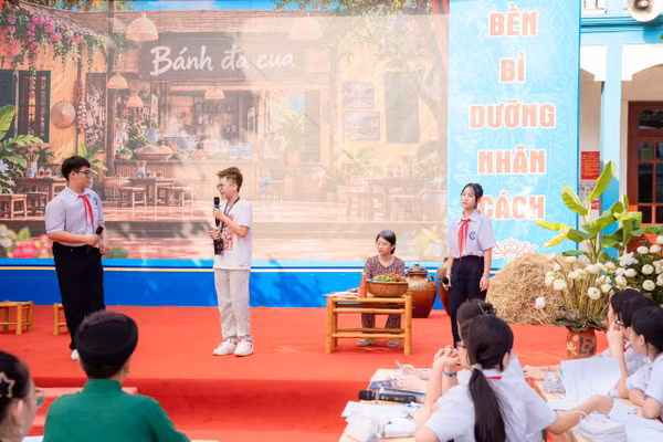 Học sinh chia thành từng nhóm báo cáo nhiệm vụ học tập được giao.
