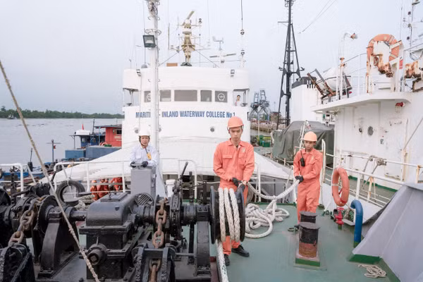 Sinh viên Trường Cao đẳng Hàng hải và Đường thủy 1 thực tập tại tàu.