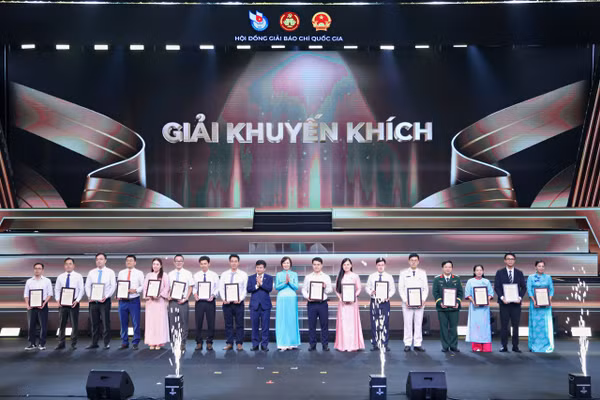 Nhà báo Nguyễn Minh Thịnh (thứ 2 bìa trái) vinh dự nhận giải Khuyến khích, Giải Báo chí Quốc gia lần thứ XX năm 2025.