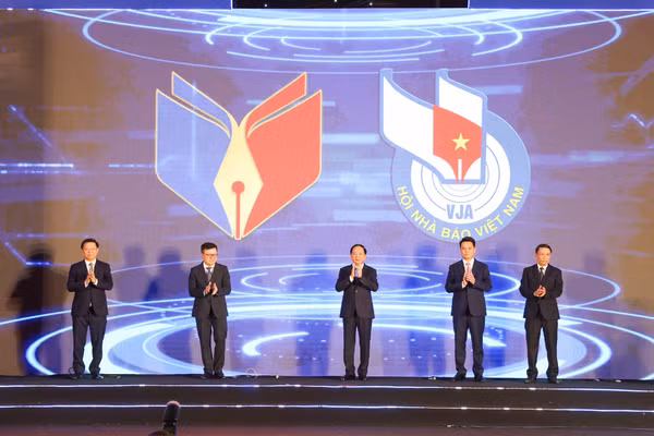 Các đại biểu nhấn nút khai mạc Hội Báo toàn quốc năm 2026.
