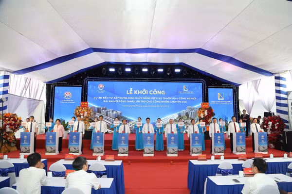 Đại biểu nhấn nút khởi công dự án.