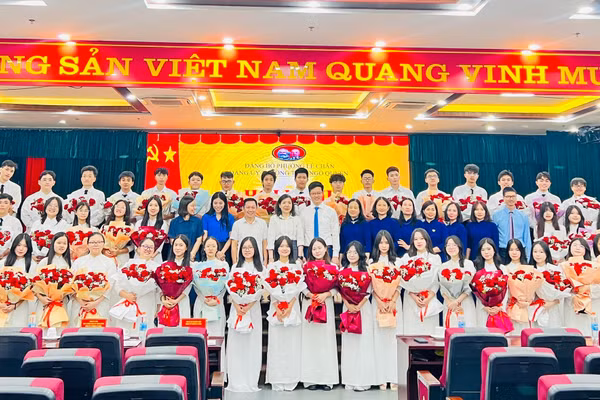 Sự kiện có ý nghĩa đặc biệt, thể hiện kết quả nổi bật trong công tác phát triển Đảng Trường THPT Ngô Quyền.