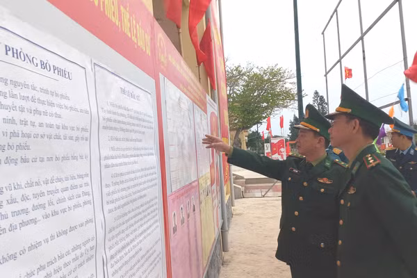 Cử tri tại đảo Bạch Long Vĩ đến điểm bỏ phiếu rất sớm. 