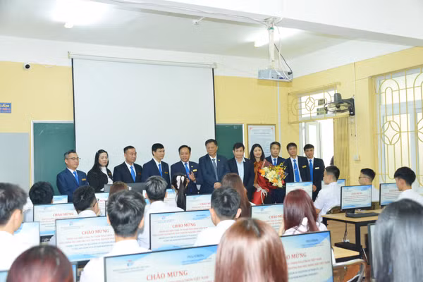 Lãnh đạo Công ty TNHH Pegatron Việt Nam trao tặng phòng máy tính cho Trường Đại học Hàng hải Việt Nam.