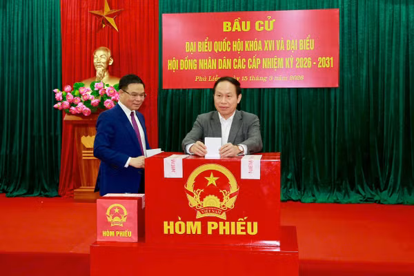 Ông Lê Tiến Châu, Bí thư Thành uỷ Hải Phòng kiểm tra công tác bầu cử và bỏ phiếu bầu cử tại phường Phù Liễn.