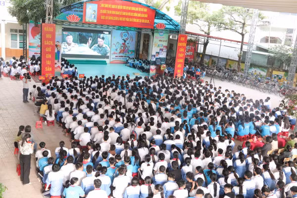 Cán bộ, giáo viên, học sinh, phụ huynh Trường THCS Bắc Sơn xem phim "Mưa đỏ".