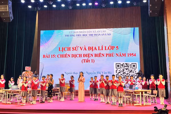 Cô giáo Nguyễn Thị Vân Hà cùng học sinh lớp 5D, Trường Tiểu học Thị trấn An Lão.
