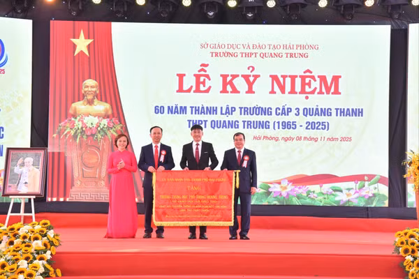 Nhân dịp kỷ niệm 60 năm, Trường THPT Quang Trung vinh dự nhận Bức trướng của UBND thành phố Hải Phòng