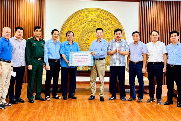Ông Nguyễn Minh Hùng, Phó Chủ tịch UBND TP Hải Phòng trao tiền mặt hỗ trợ tỉnh Đắk Lắk.