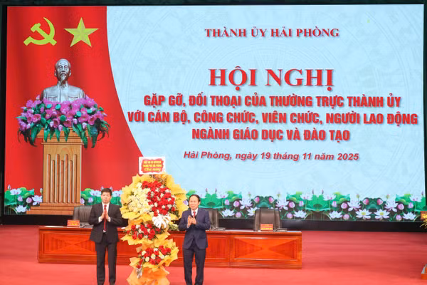 Bí thư Thành uỷ Lê Tiến Châu tặng hoa chúc mừng Ngành GD&ĐT Hải Phòng.