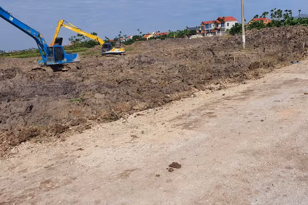 Đơn vị thi công đang phục vụ dự án tái định cư đường sắt tại xã An Khánh. Ảnh ND.