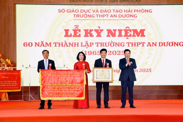 Nhân dịp kỷ niệm 60 năm ngày thành lập Trường THPT An Dương nhận Bằng khen và Bức trướng do UBND TP Hải Phòng tặng.