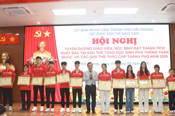 Sở GD&ĐT tặng khen học sinh đạt thành tích cao trong giải thể thao học sinh phổ thông toàn quốc năm 2026.