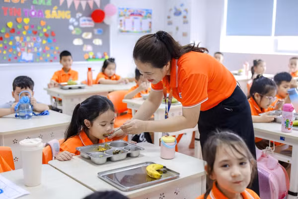 FSchoolers trong giờ ăn trưa tại Nhà trường.