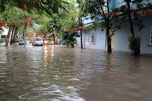 Đường phố Hải Phòng lụt cục bộ sau cơn mưa rào kéo dài.