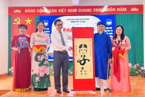 Nhà thư pháp Lê Thiên Lý tặng chữ cho nhà trường.