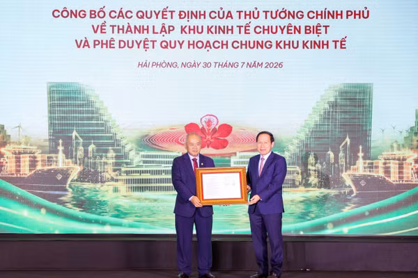 Phó Thủ tướng Lê Tiến Châu trao các quyết định của Thủ tướng về thành lập Khu kinh tế chuyên biệt Hải Phòng và phê duyệt Quy hoạch chung Khu kinh tế ven biển phía Nam Hải Phòng. (Ảnh: Báo và Đài phát thanh Truyền hình Hải Phòng)