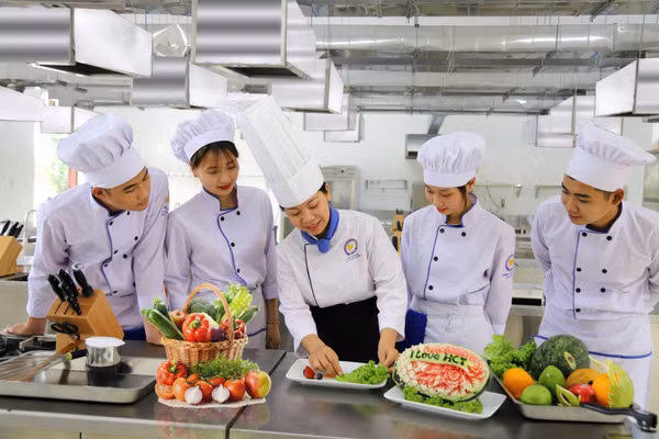 Sinh viên Trường Cao đẳng Du lịch Hải Phòng thực hành nghề.