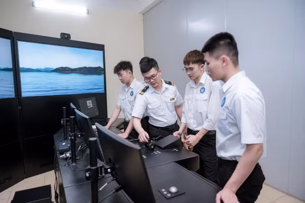 Sinh viên Trường Cao đẳng Hàng hải và Đường thủy I trong giờ thực hành.