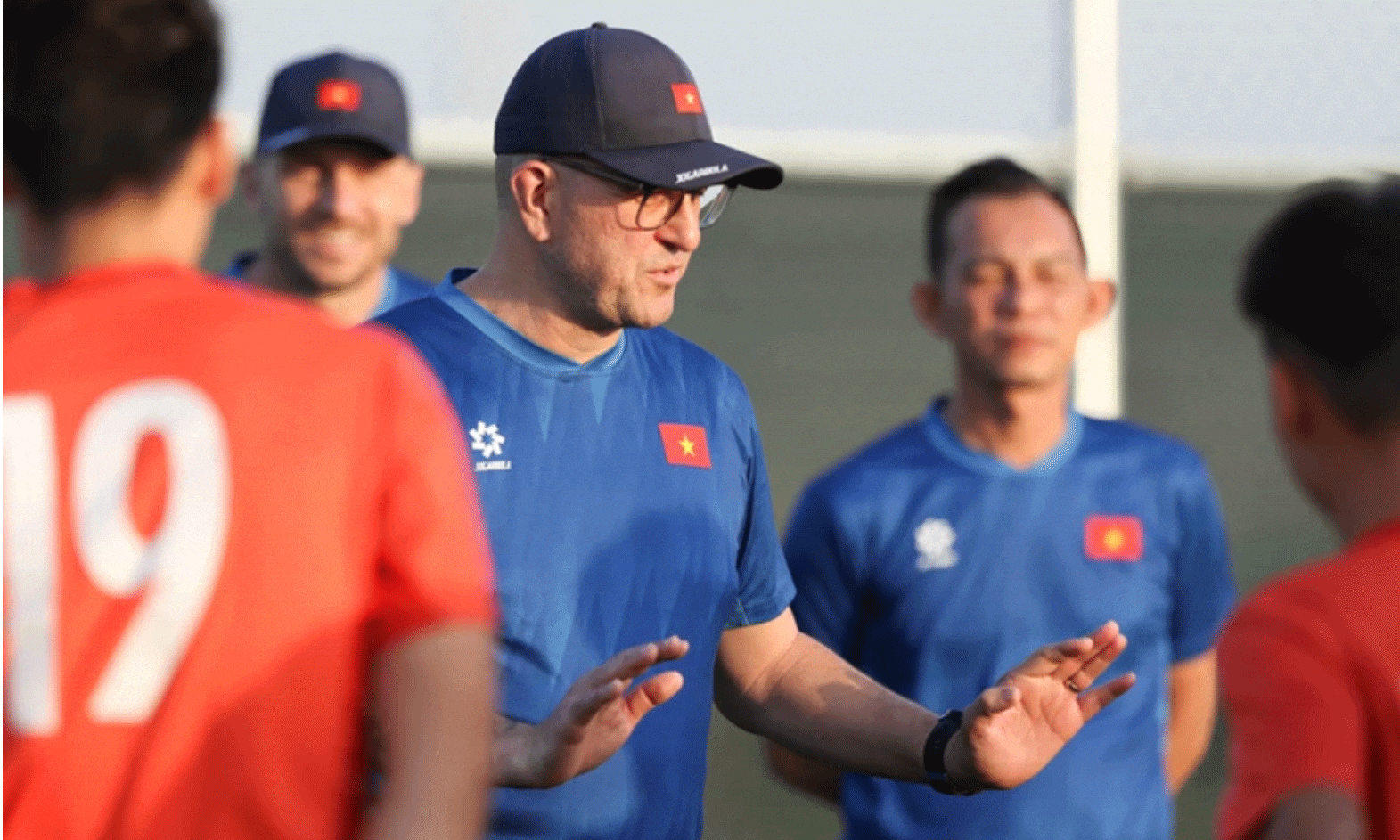 HLV C.Roland chia tay U17 Việt Nam sau giải U17 châu Á.