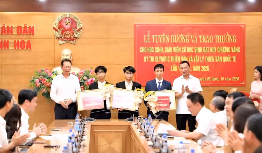 Chủ tịch UBND tỉnh Thanh Hóa và Chủ tịch Ủy ban MTTQ tỉnh Thanh Hóa trao Bằng khen và phần thưởng cho học sinh và giáo viên có học sinh đoạt HCV.