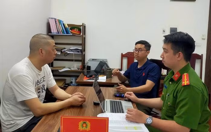 Xiang Guoquan (áo trắng) là người Trung Quốc tham gia trong đường dây lừa đảo.