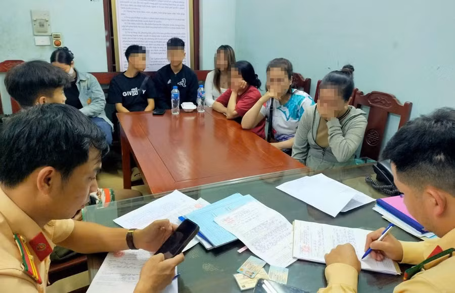 Lực lượng CSGT làm việc với thanh, thiếu niên vi phạm và đại diện người thân của các đối tượng.