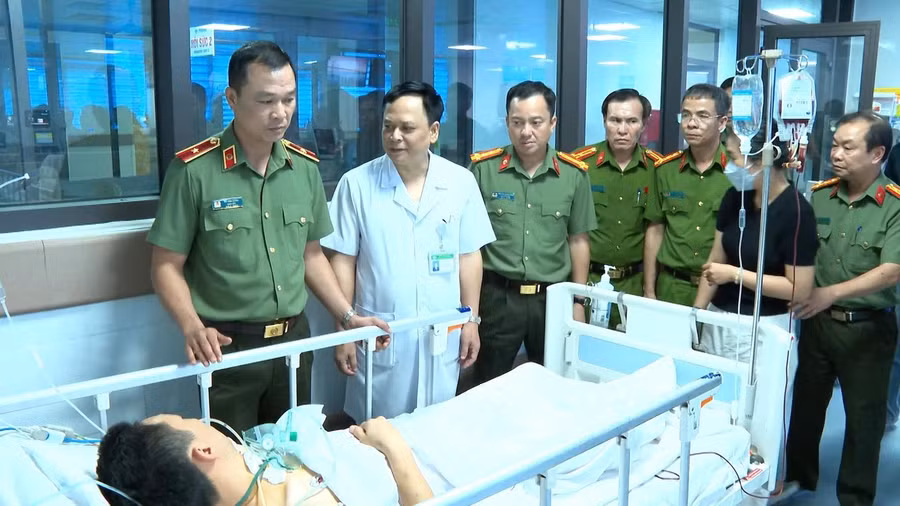 Thiếu tướng Tô Anh Dũng, Giám đốc Công an tỉnh Thanh Hoá cùng lãnh đạo Công an tỉnh thăm hỏi, động viên Trung tá Phạm Ngọc Khánh.