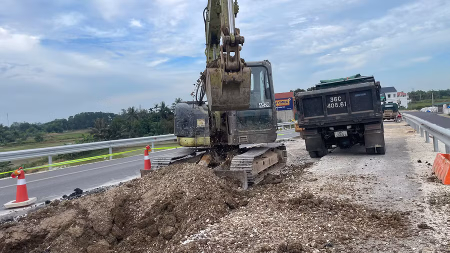 Nhà thầu đang cho máy móc xử lý lại vùng lún, bong tróc.