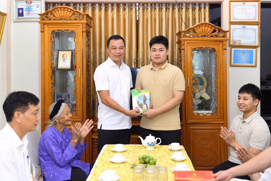Chủ tịch UBND tỉnh Thanh Hóa Tô Anh Dũng tặng quà chúc mừng em Ngô Văn Hiếu vừa trúng tuyển bác sĩ nội trú, Trường đại học Y Hà Nội.