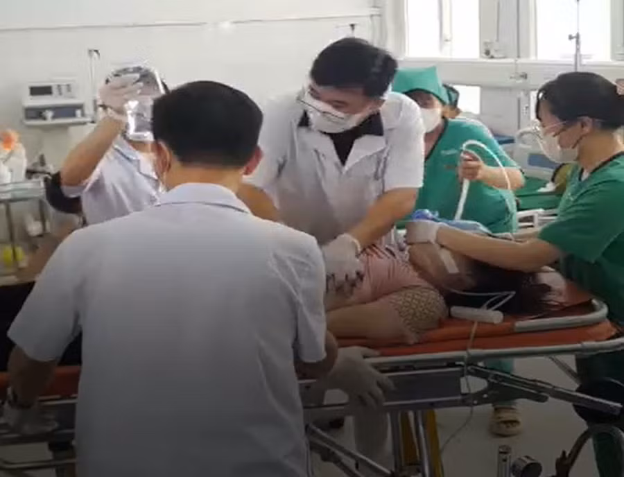 Bệnh nhân đang được cấp cứu trước khi chuyển tuyến. (Ảnh cắt từ clip) 