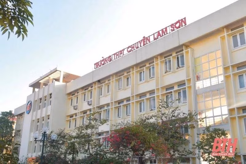 Trường THPT chuyên Lam Sơn (Thanh Hóa).