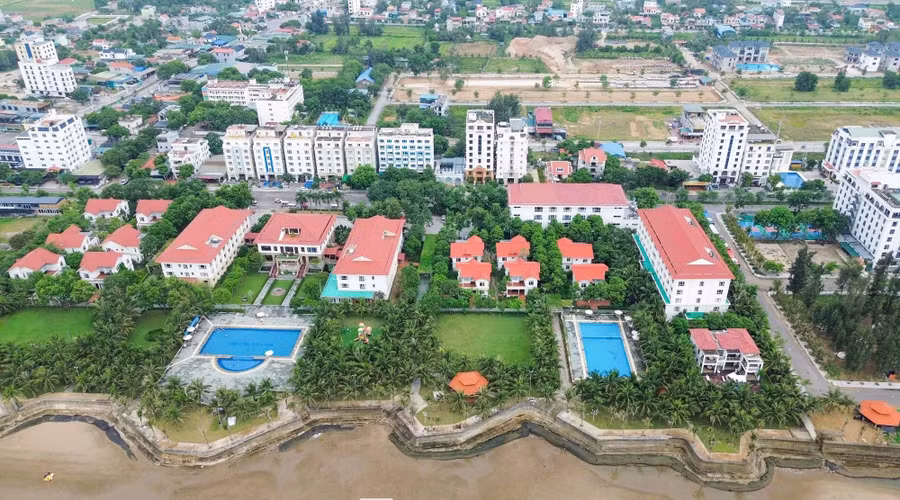 Dự án Khu du lịch sinh thái biển Hải Tiến do Công ty TNHH Du lịch và Thương mại EURO làm chủ đầu tư tại xã Hoằng Tiến.