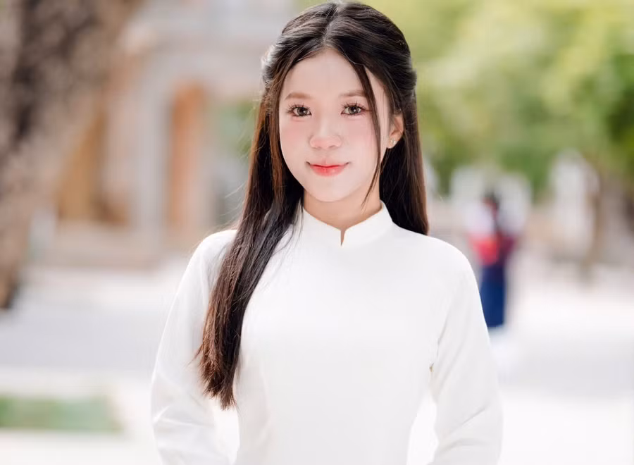 Em Mai Diệu Linh, Trường THPT Ba Đình, tỉnh Thanh Hóa.