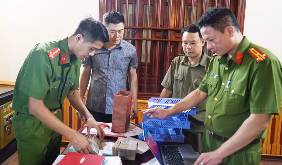 Lực lượng chức năng thi hành lệnh khám xét nơi ở, nơi làm việc của Hoàng Mạnh Linh. 
