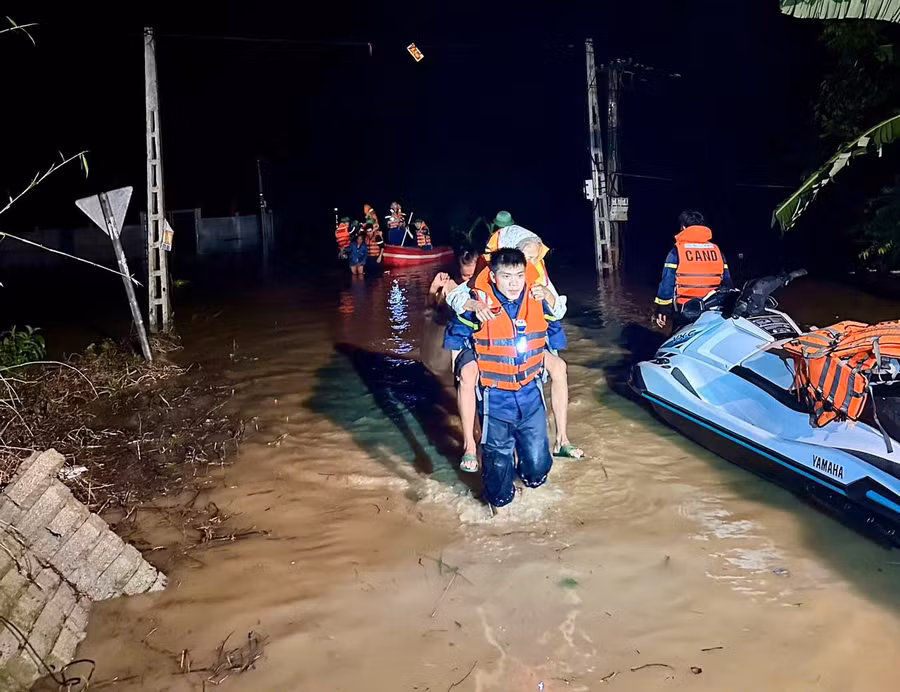Lực lượng chức năng sơ tán người dân trong cơn bão Kajiki.