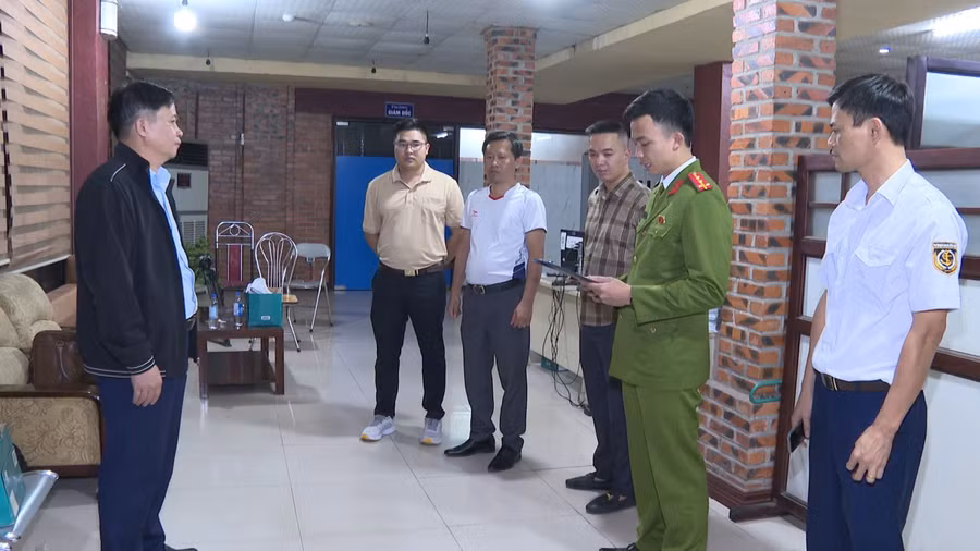 Cơ quan Cảnh sát điều tra thi hành Lệnh khám xét nơi làm việc của Nguyễn Xuân Sơn. 