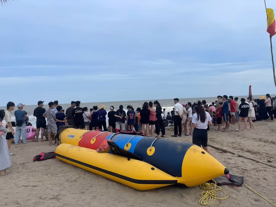 Người dân theo dõi quá trình tìm kiếm hai học sinh ở Thanh Hóa mất tích.