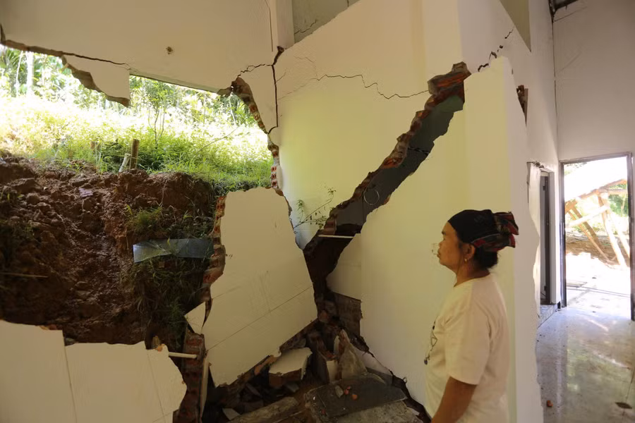 Bà Lương Thị Giang nuối tiếc ngôi nhà mới xây chưa được bao lâu đã bị hư hỏng.