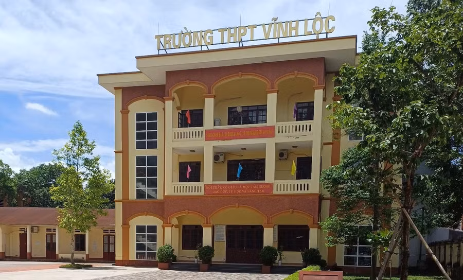 Trường THPT Vĩnh Lộc, nơi thầy Vũ Xuân T. công tác.