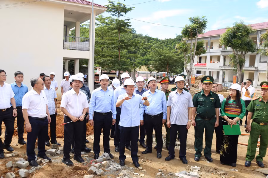 Phó Thủ tướng Lê Tiến Châu yêu cầu hoàn thành trường nội trú liên cấp Tiểu học và THCS Yên Khương trước năm học mới.