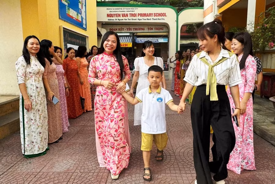 Trong buổi đầu tiên đến trường, các thầy cô chủ nhiệm dành phần lớn thời gian để cô trò làm quen và tổ chức các hoạt động vui chơi cho các con. (Ảnh chụp tại Trường Tiểu học Nguyễn Văn Trỗi, TP Thanh Hoá).