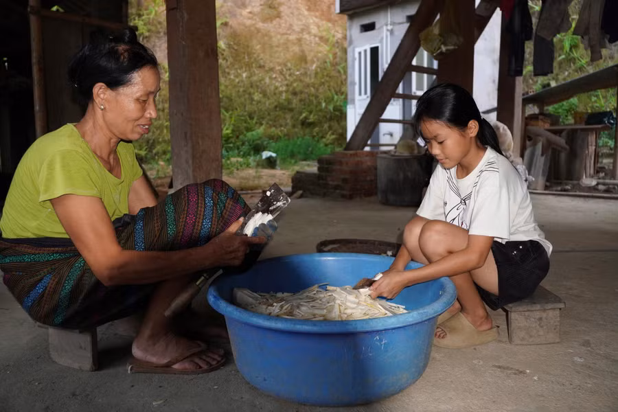 Bố mất sớm, mẹ đi làm ăn xa, Hà Thị Hương ở cùng bà ngoại.