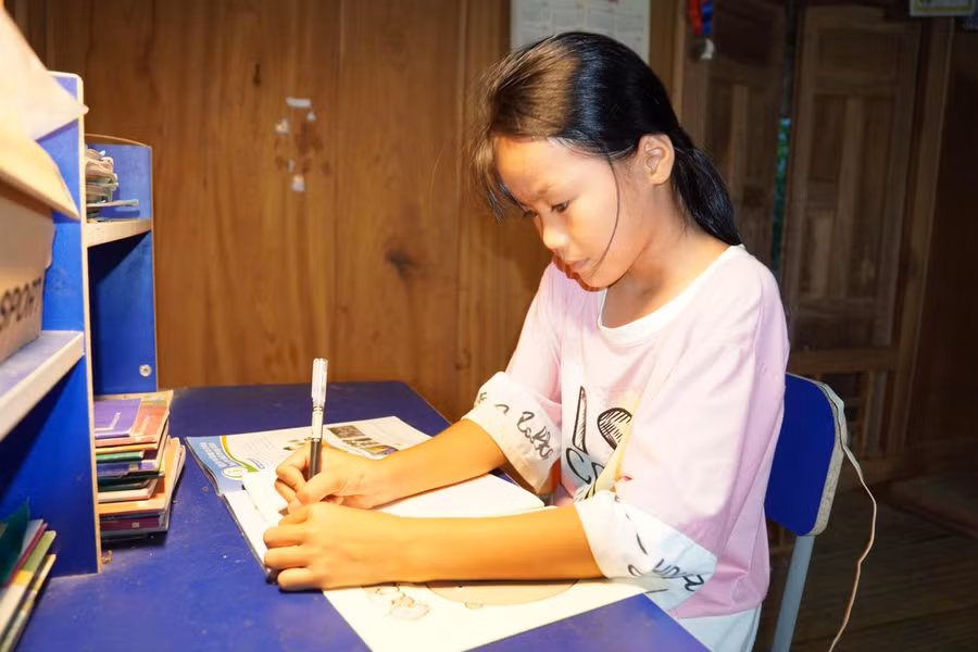 Cô bé ước mơ trở thành cô giáo để quay về dạy chữ cho trẻ con của bản.