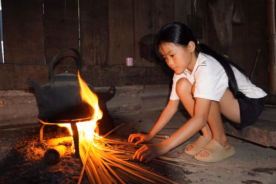 Những năm qua, con đường đến trường xa, nhà nghèo, Hương luôn lo sợ mình phải bỏ học.